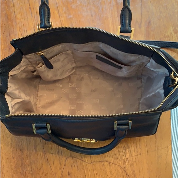 Michael Kors navy handbag with shoulder strap - Picture 7 of 8